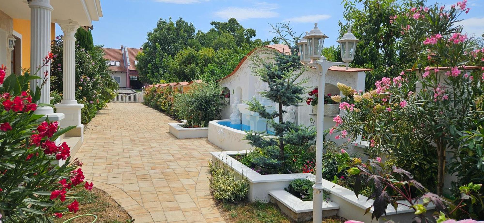 Paradise-garden-zamardi Holiday home